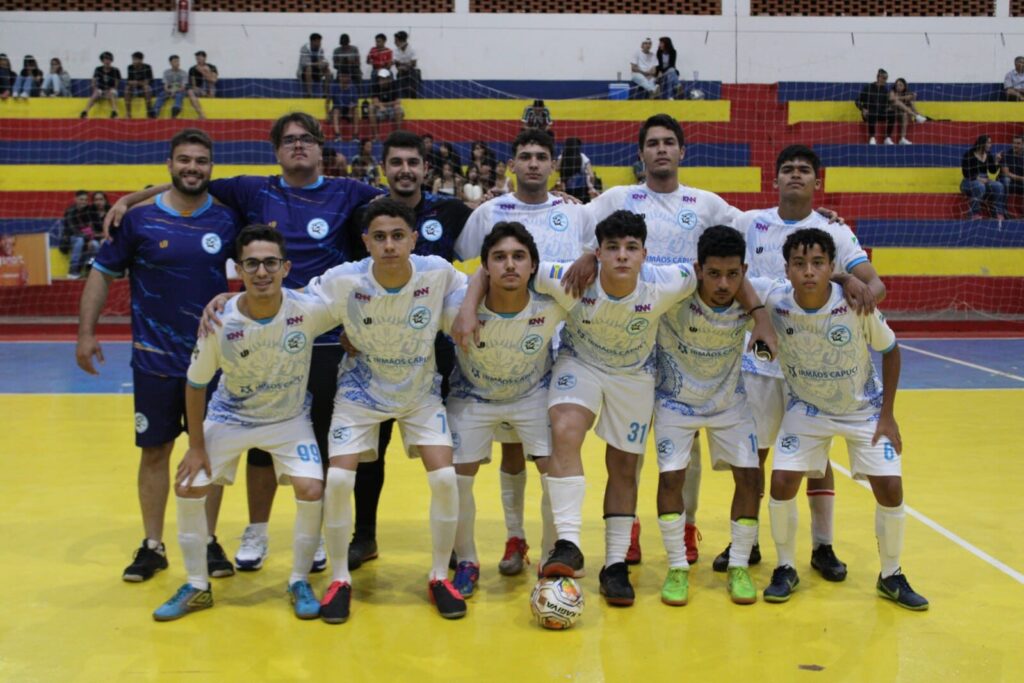 Elenco de time de futsal reunido em quadra antes de partida (Foto de arquivo: elenco do TPM Futsal em partida de 2023, ilustrando o esporte, não uma partida específica citada na matéria.)