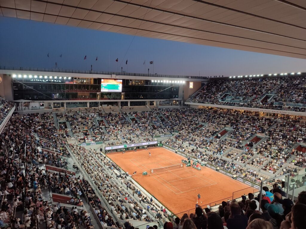 Foto ilustrativa: quadra de saibro do Court Philippe Chatrier, em Roland Garros 2023 (Foto ilustrativa: quadra de saibro do Court Philippe Chatrier, em Roland Garros 2023.)