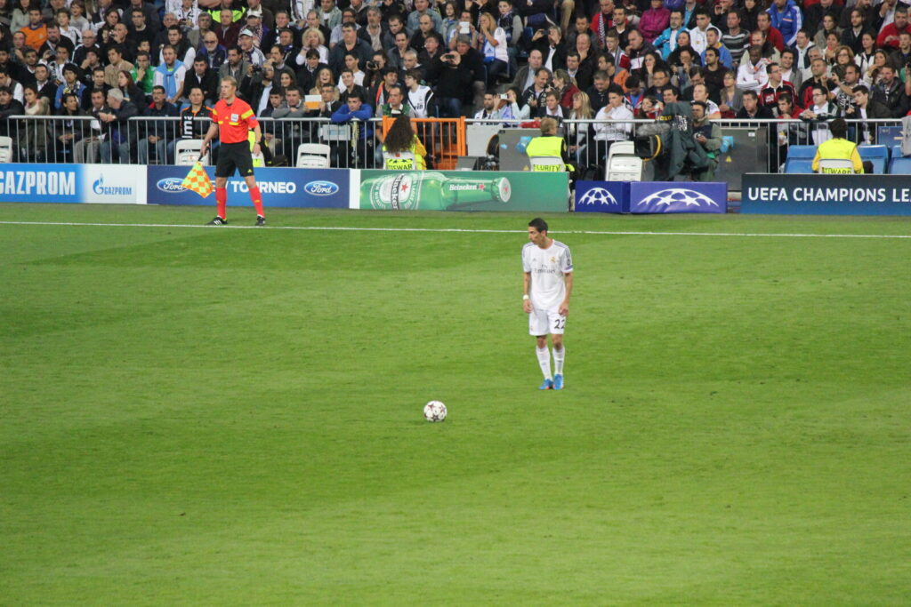 Jogador do Real Madrid em campo no Santiago Bernabéu durante partida da Champions League (Foto de arquivo: Real Madrid em jogo da Champions League de 2013, sem relação direta com o confronto atual contra a Inter.)