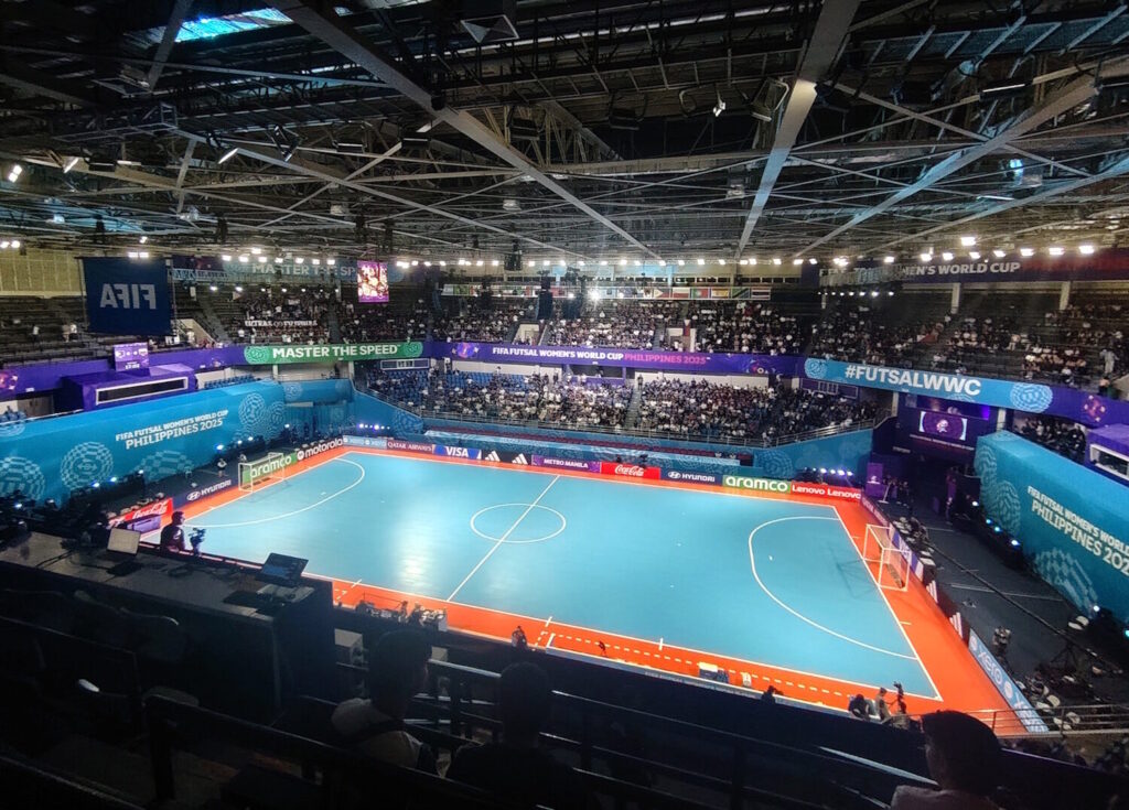 Quadra vazia do ginásio Philsports Arena durante a Copa do Mundo de Futsal Feminino de 2025 (Foto de arquivo: quadra da Copa do Mundo de Futsal Feminino de 2025, ilustrativa das regras da modalidade.)