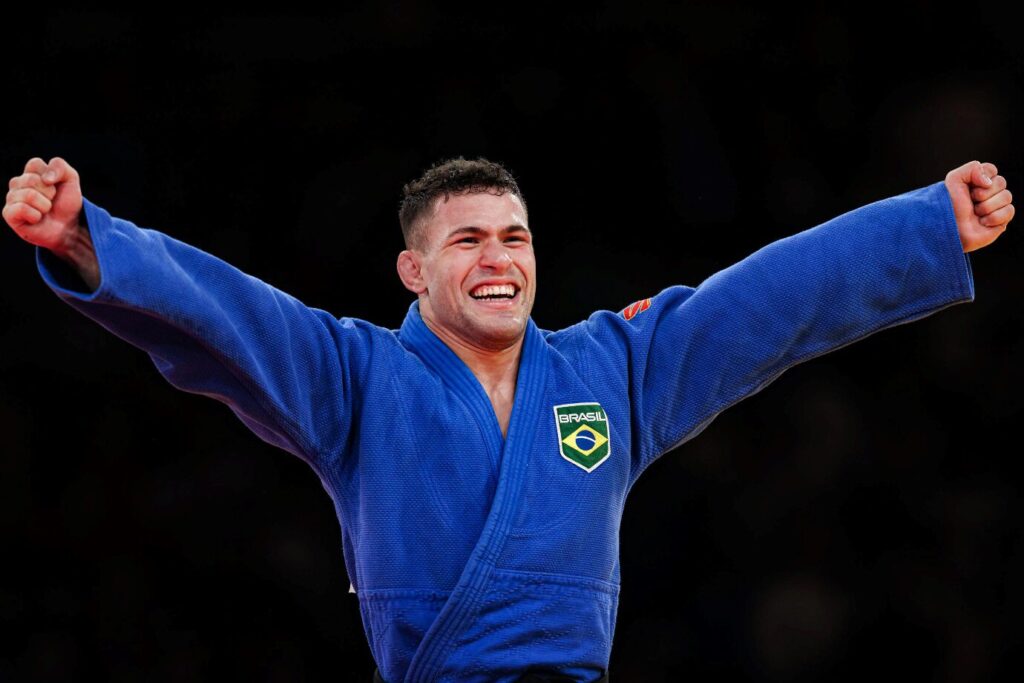 Judoca brasileiro comemora medalha em competição de judô (Foto de arquivo: judoca brasileiro celebra medalha em competição de 2024.)