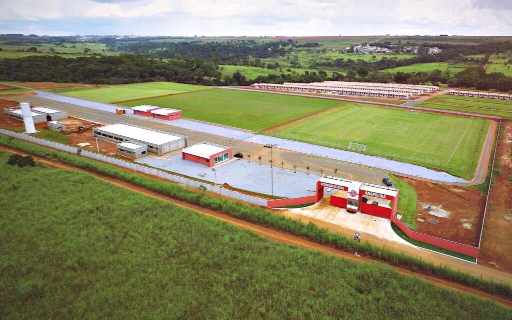 Vista aérea do centro de treinamento (CT) da Associação Atlética Anapolina, com campos de futebol vazios (Imagem ilustrativa: centro de treinamento de futebol (CT da Anapolina), sem relação direta com o texto.)