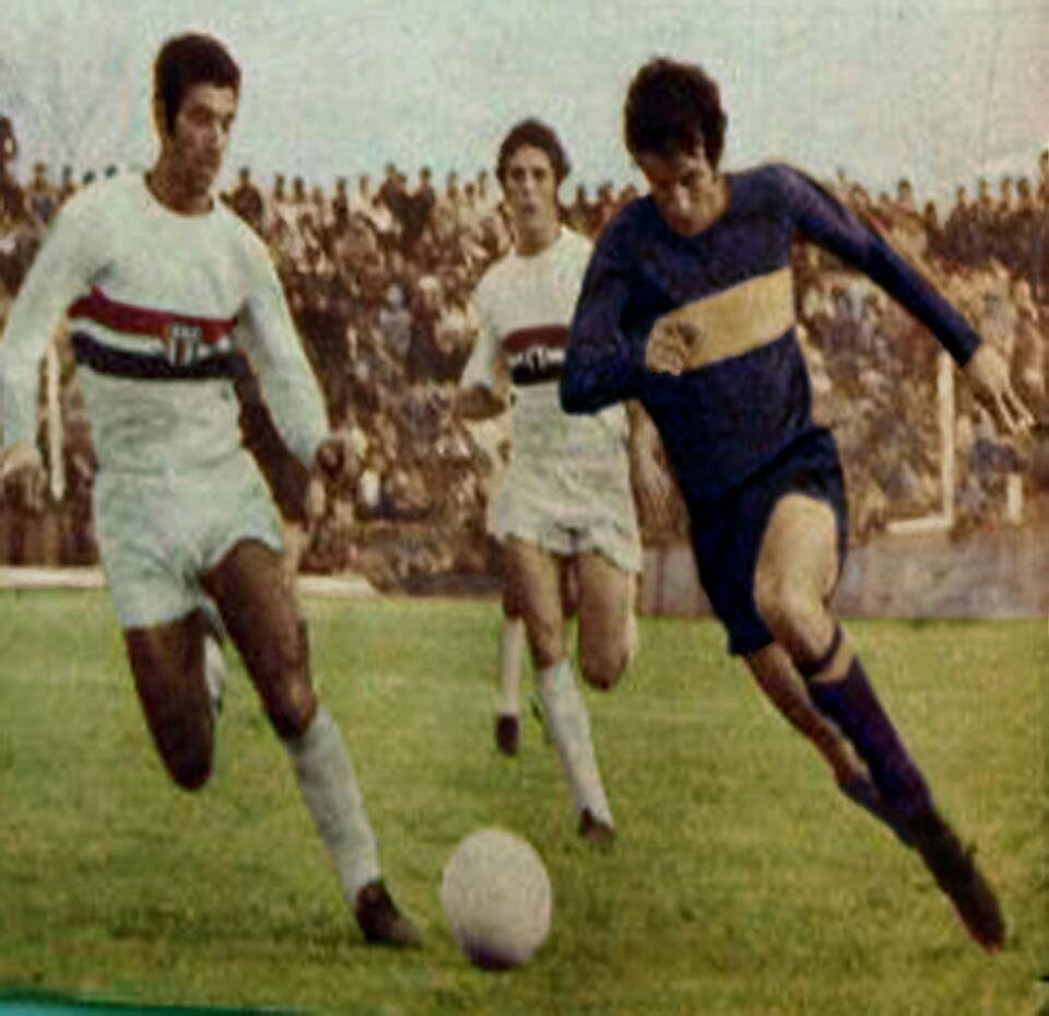 Jogador do São Paulo é perseguido por jogador do Boca Juniors em amistoso de 1971 (Foto de arquivo: amistoso entre São Paulo e Boca Juniors em 1971, não o confronto atual da Copa Sul-Americana.)