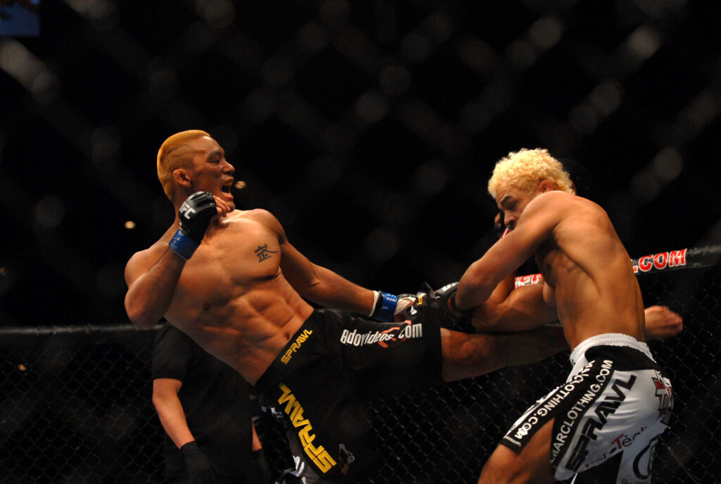 Lutadores em ação durante evento do UFC no octógono (Foto de arquivo: evento do UFC em 2008 (Fight for the Troops), sem relação com o calendário de 2026.)