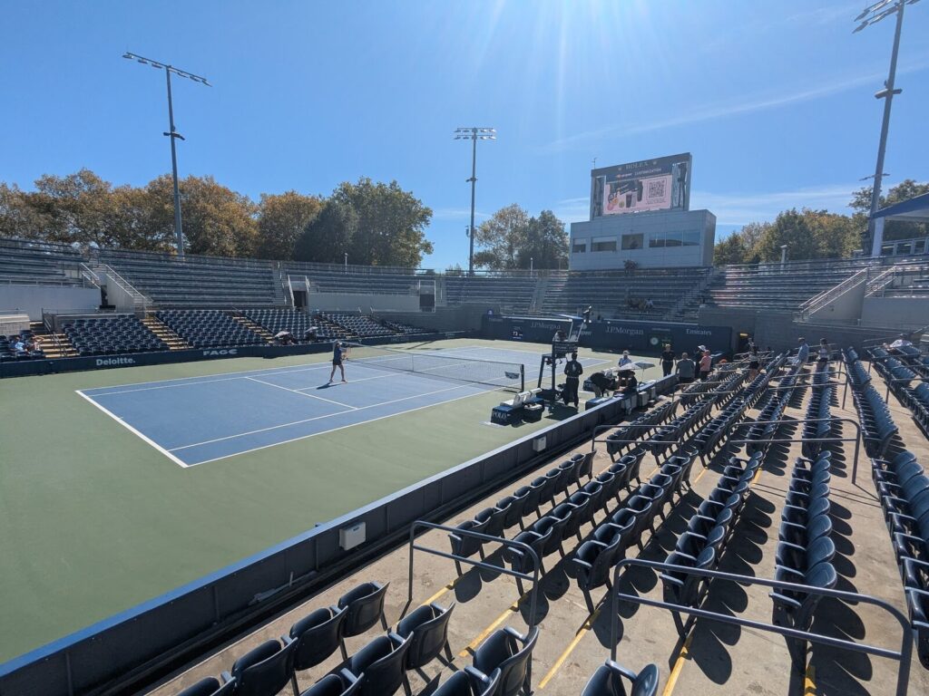 Quadra Stadium 17 vazia no USTA Billie Jean King National Tennis Center antes de uma partida do US Open (Foto de arquivo: quadra do US Open antes de uma partida da edição de 2025.)