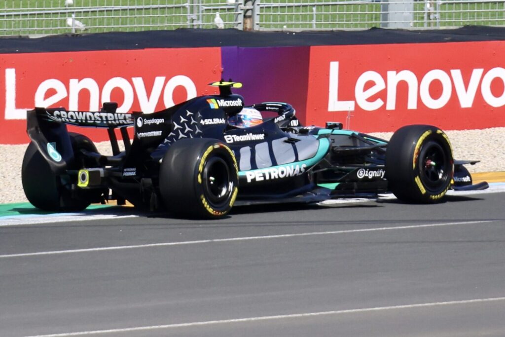 Andrea Kimi Antonelli pilotando a Mercedes-AMG F1 W17 durante sessão de treino livre (Foto de arquivo: Antonelli durante treino livre do GP da Austrália de 2026, não do GP do México.)