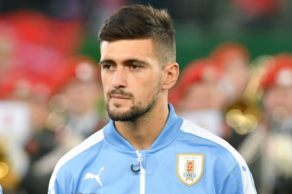 Giorgian De Arrascaeta perfilado com o uniforme da seleção uruguaia antes de partida (Foto de arquivo: Arrascaeta pela seleção uruguaia em 2017, não relacionada à cirurgia no Flamengo.)
