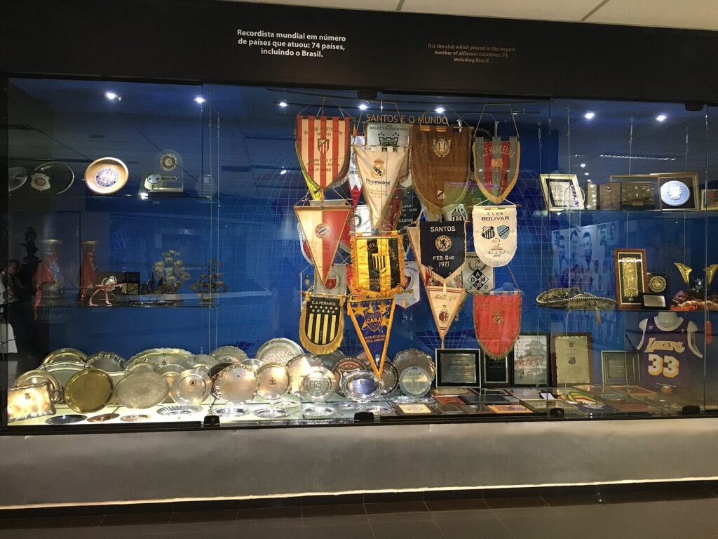 Vitrine do Memorial das Conquistas do Santos Futebol Clube, com taças e troféus expostos (Foto de arquivo: acervo do Memorial das Conquistas do Santos Futebol Clube, sem relação direta com a lesão de Arthur.)