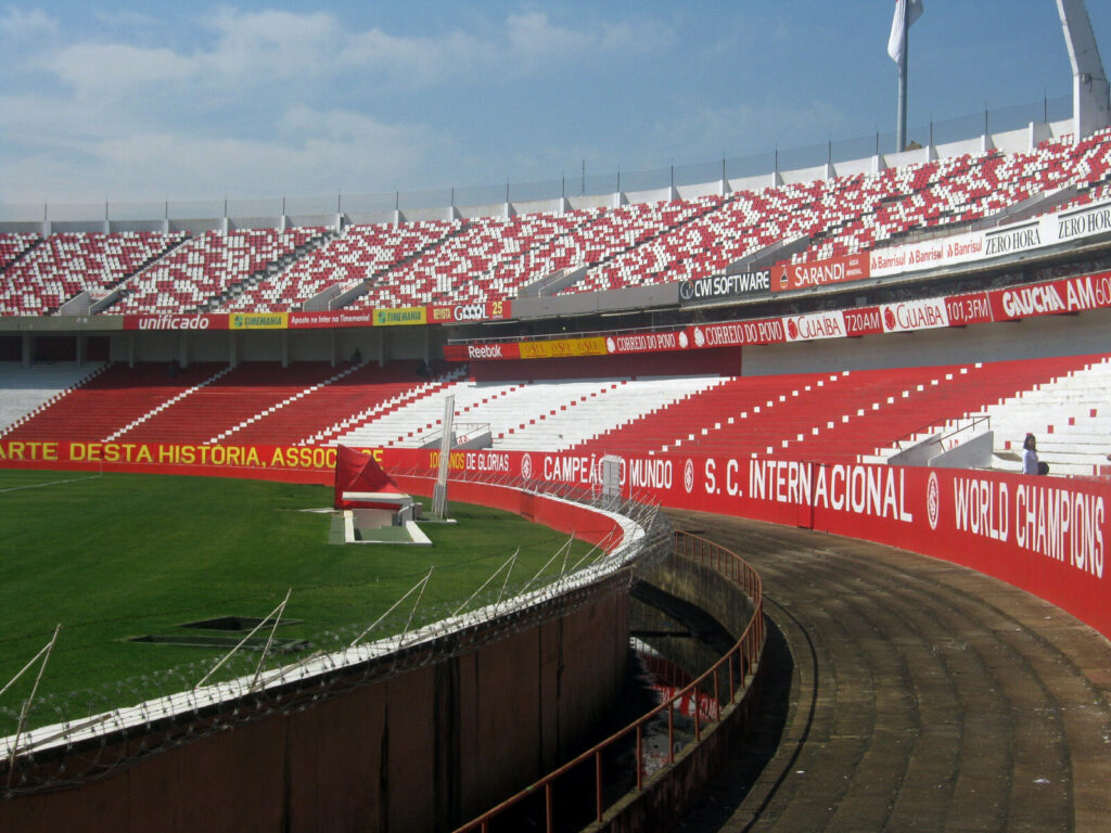 Arquibancadas vazias do Estádio Beira-Rio, do Internacional, com faixa de campeão mundial ao fundo (Foto de arquivo (2009): Estádio Beira-Rio, do Internacional, um dos clubes na zona de rebaixamento após a 30ª rodada.)