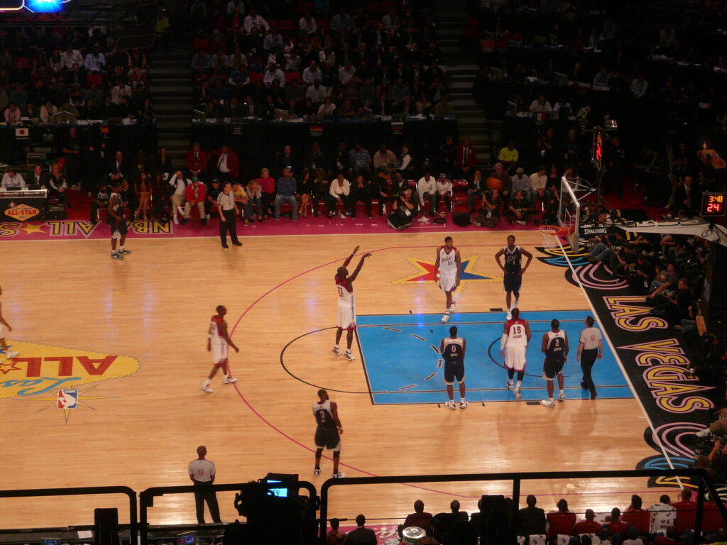 Jogo de ação da NBA em quadra, com jogadores e arbitragem durante o All-Star Game de 2007 (Foto de arquivo: jogo de ação da NBA (All-Star Game de 2007), sem relação direta com a Copa NBA 2026.)