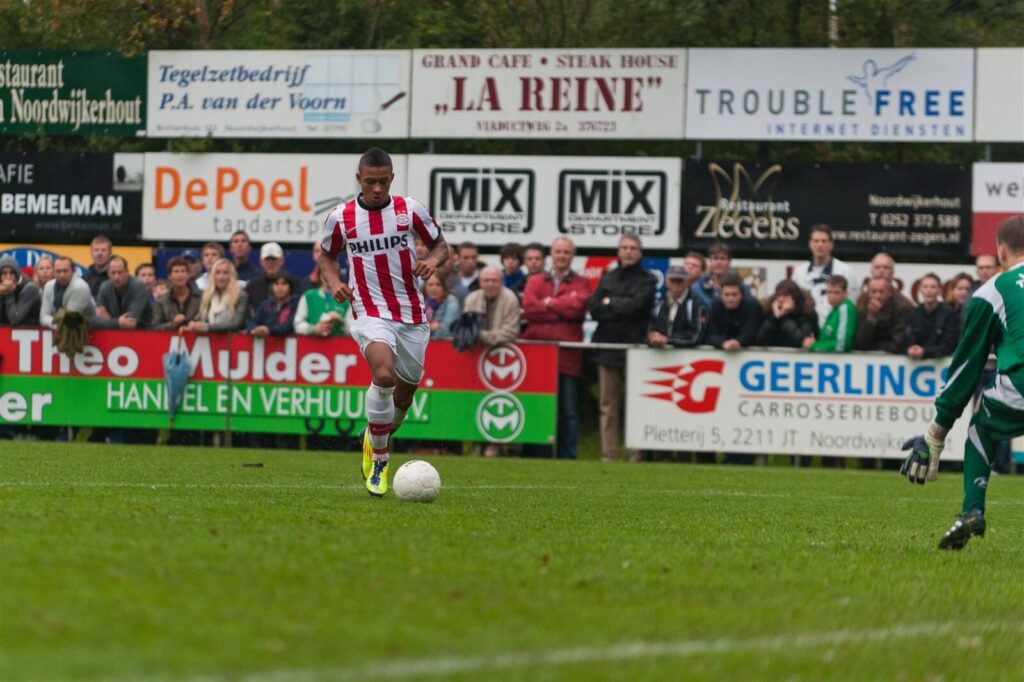Memphis Depay com a camisa do PSV Eindhoven durante partida em 2011 (Foto de arquivo: Memphis Depay em partida pelo PSV Eindhoven, 2011 (não é imagem do Corinthians nem do protesto).)