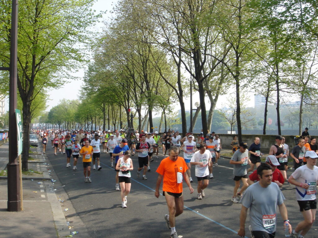 Corredores durante a Maratona de Paris de 2007, às margens do Rio Sena (Foto ilustrativa: corredores na Maratona de Paris de 2007.)