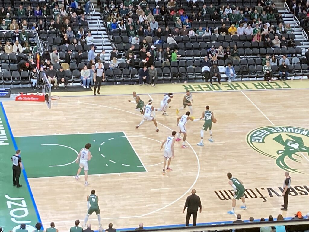 Jogadores do Oklahoma City Thunder em ação contra o Milwaukee Bucks em partida de março de 2024 (Foto de arquivo: partida entre Oklahoma City Thunder e Milwaukee Bucks em março de 2024, usada apenas como ilustração do contexto da NBA.)
