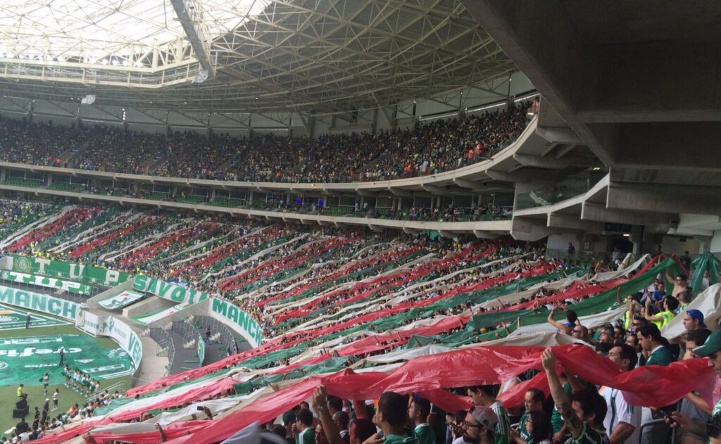 Faixas e bandeiras da torcida do Palmeiras no Allianz Parque durante jogo contra o Flamengo em 2015 (Foto de arquivo: torcida palmeirense no Allianz Parque em 2015, sem relação direta com a final contra o Estudiantes.)