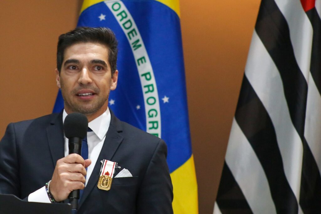 Abel Ferreira, técnico do Palmeiras, discursando ao microfone durante cerimônia oficial (Foto de arquivo: Abel Ferreira em cerimônia do Governo de São Paulo, em 2022.)