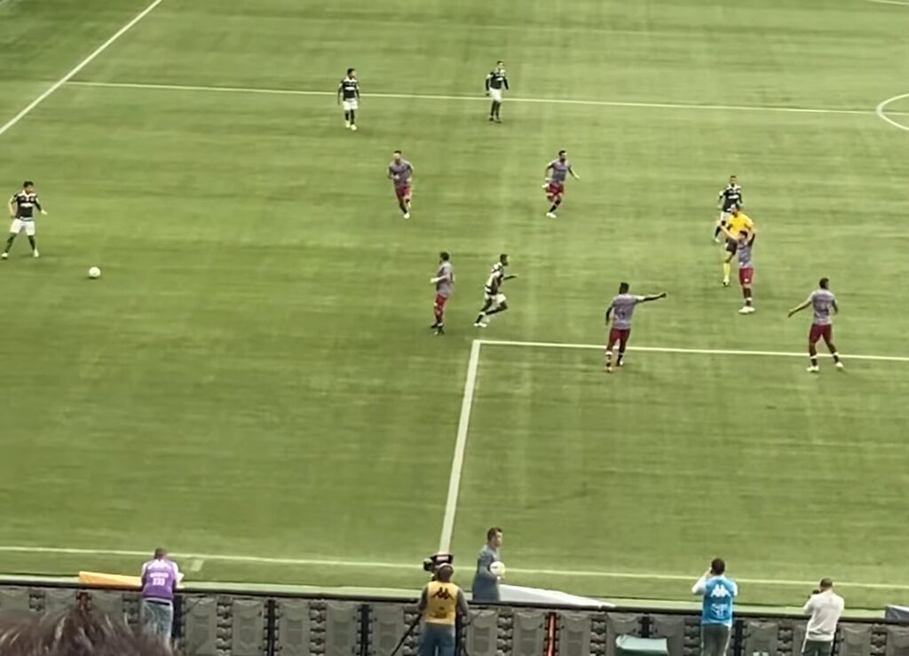 Jogadores de Palmeiras e Fluminense disputam bola em partida no Allianz Parque (Foto de arquivo: Palmeiras x Fluminense pelo Brasileirão de 2022, no Allianz Parque.)