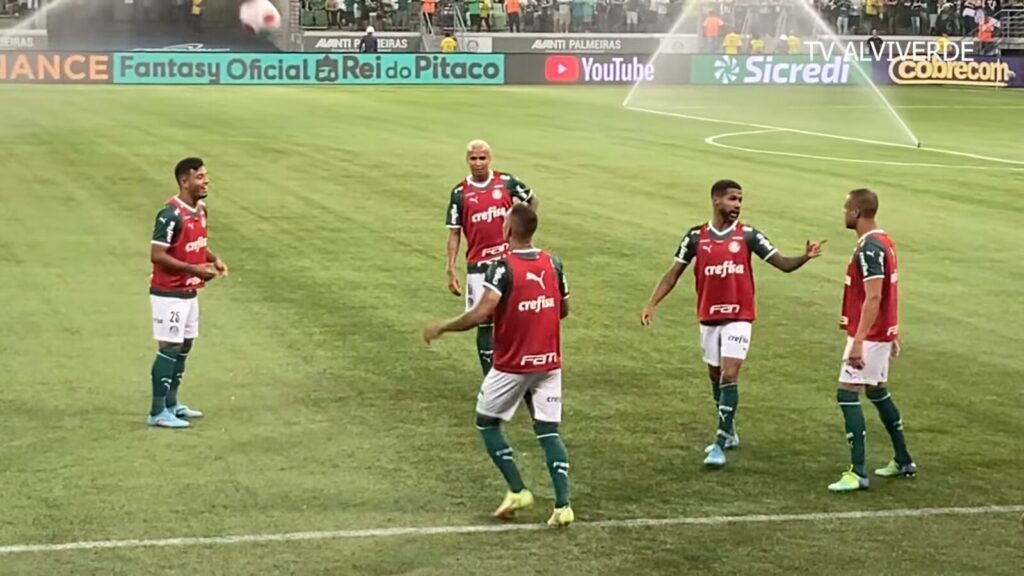 Jogadores do Palmeiras em campo durante partida contra o Bragantino, com público ao fundo (Foto de arquivo: Palmeiras x Bragantino, semifinal do Campeonato Paulista de 2022.)