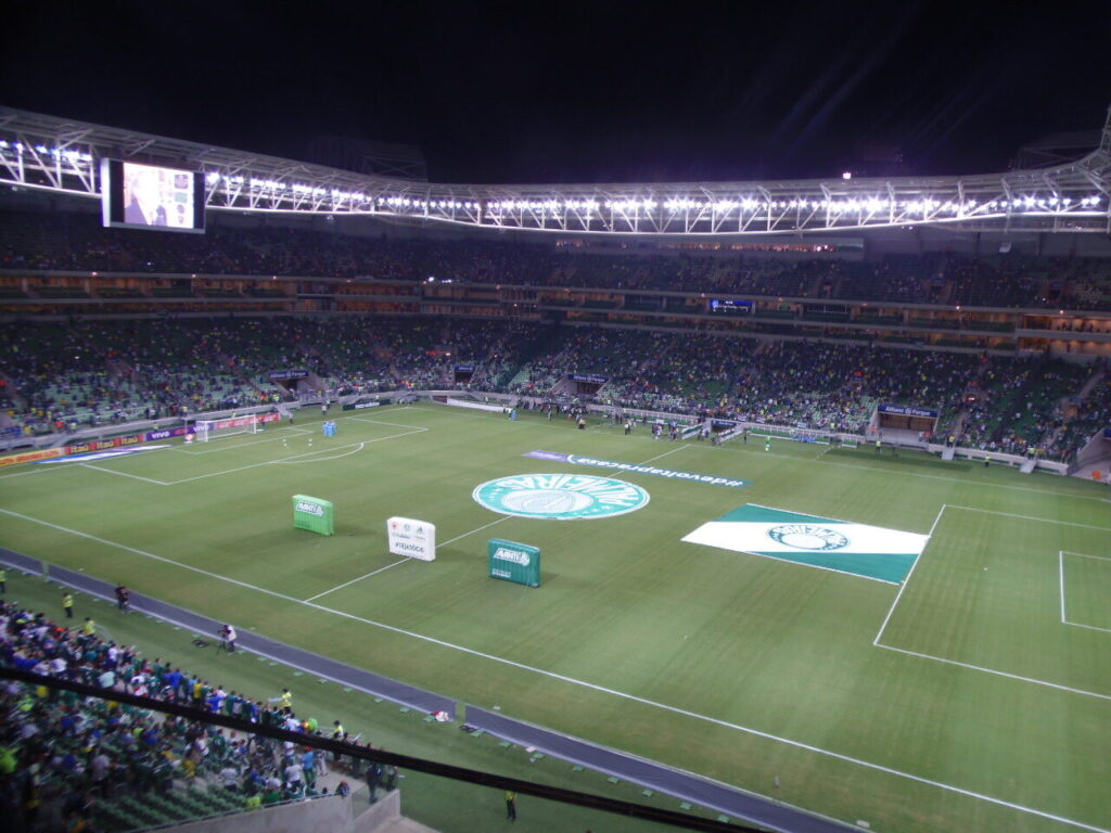 Vista interna noturna do Allianz Parque, estádio do Palmeiras (Foto de arquivo: Allianz Parque, estádio do Palmeiras, em 2014.)