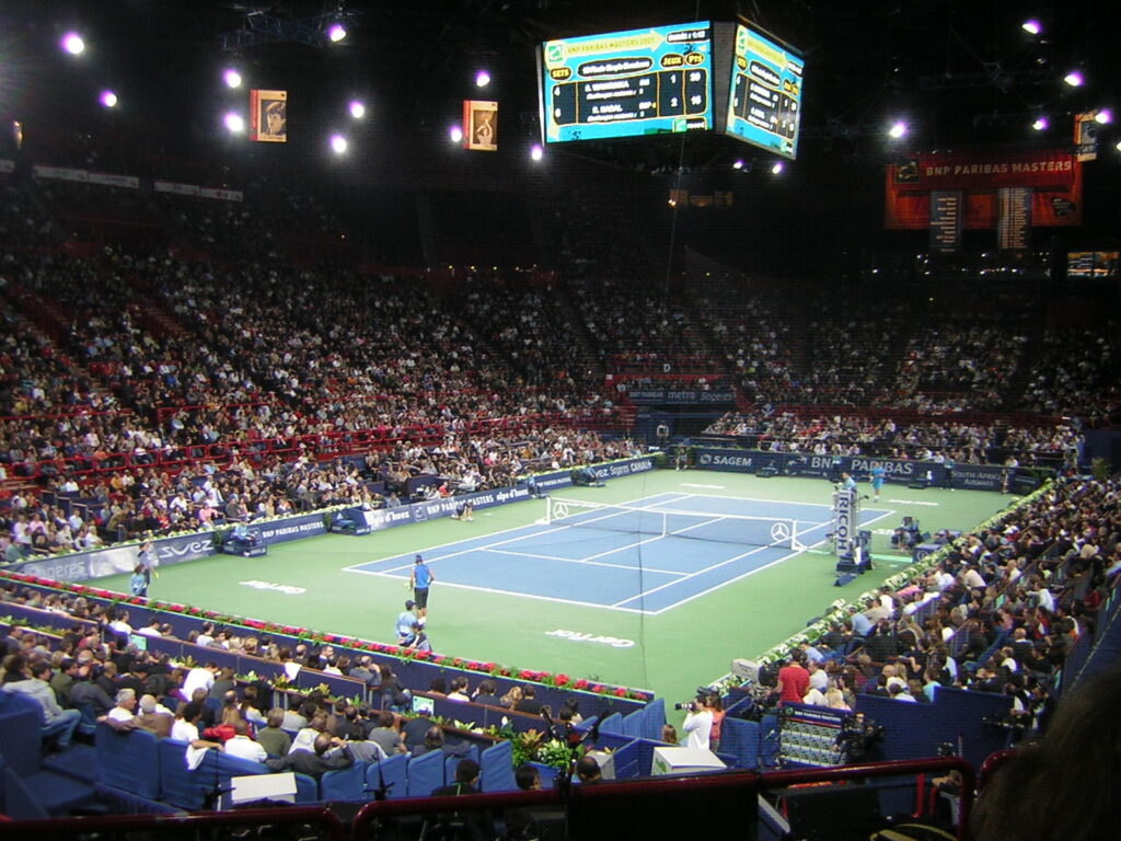 Vista geral da quadra do Paris Masters durante partida entre Nadal e Wawrinka, com arquibancada lotada (Foto de arquivo: partida do Paris Masters de 2007, torneio citado na matéria.)