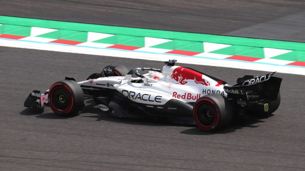 Max Verstappen pilotando o carro Red Bull Racing em pista, visto de perfil durante treino livre (Foto de arquivo: Max Verstappen no GP do Japao de 2025, nao no GP do Mexico.)