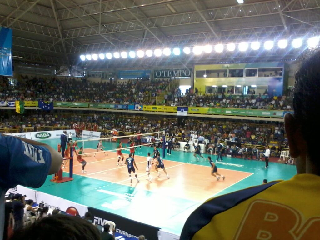 Jogadores do Sada Cruzeiro em quadra durante a final do Mundial de Clubes de Voleibol Masculino de 2013, em Betim (Foto de arquivo: Sada Cruzeiro na final do Mundial de Clubes de 2013, ilustrando o histórico de títulos do clube, sem relação com uma rodada específica da Superliga atual.)